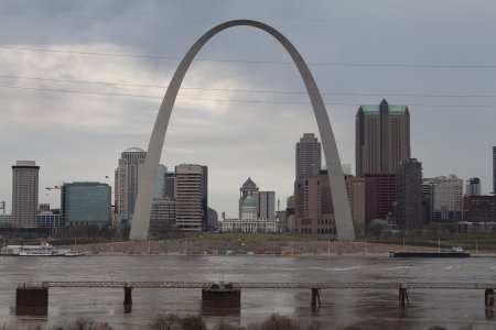De Gateway Arch, gezien vanaf de overkant van de Mississippi rivier